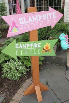 a wooden sign that says glampsite and campfire circle