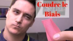 a man holding up a pink piece of paper with the words courre le bais on it