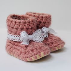 "Keep your baby's feet trendy and comfortable all year long with these suede leather bottom slippers. Handmade in Canada from incredibly soft alpaca yarn and genuine suede leather, BISOUS XOXO offers beautifully crafted, warm and comfortable booties for your baby and toddler in a variety of styles and colours. Oh so soft, breathable and adorable, these booties will not only look stylish, but also keep little toes toasty warm. The non-slip suede soles make walking a breeze and are sherpa lined fo Baby Slippers Crochet, Pink Shoelaces, Slippers Crochet, Crochet Baby Boots, Toddler Slippers, Crochet Boots, Booties Crochet, Toddler Girl Shoes