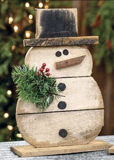 Wood Winter Crafts, Xmas Wood Crafts, Snowman Mania, Wood Snowman Diy, Decoracion Navidad Diy, Pallet Snowman, Christmas Diy Wood, Wooden Christmas Crafts