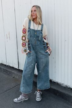 High Hopes Slouchy Pocket Denim Overalls - Blue Pockets | Three Bird Nest Cropped Overalls Outfit, Dressing Up Overalls, Fall Overalls Outfit, Loose Fit Outfits, Fall Overall Outfits, Cute Jumpsuit Outfits, Overalls Outfit Fall, Bohemian Fall Outfits, Cute Overall Outfits