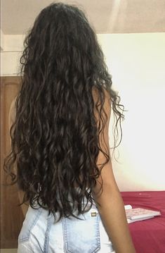 Long Wavy Hair Pictures, Long Thick Hair Curly, Brown Long Curly Hair Aesthetic, Long Wavy Hair Inspiration, Long Layered Hair For Curly Hair, Belly Button Length Hair, Long Dark Wavy Hair Natural, Natural Long Wavy Hair, Long Loose Curly Hair