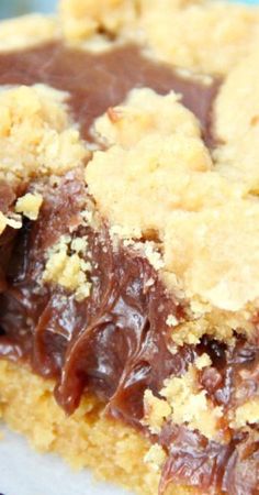 Crumble Bars Recipes, Chocolate Crumble Bars, Cake Mix Crust, Fudge Peanut Butter, Brownie Desserts Recipes, Pecan Frosting, Chocolate Crumble, Chocolate Cake Recipes, Easy Bar Recipes