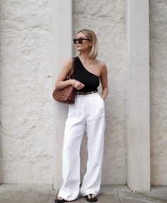 Casual Wedding Attire, Italian Summer Outfits, White Pants Outfit, European Summer Outfits, Outfit Look, 2023 Fashion, European Summer, Black Shirt Dress, Classic Outfits