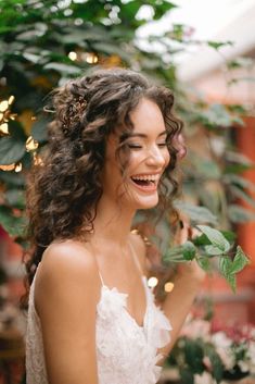 Inspirações lindas de penteados para noivas de cabelos cacheados, seja curto ou mais comprido, seja para casamento clássico ou rústico. Bridal Halo Headpiece Hair Down, Blonde Curly Bridal Hair, Curly Hair Wedding Styles Naturally, Wedding Hair Down