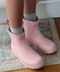 Cute Rubber Boots, Aesthetic Rain Boots, Hunter Boots Short Outfit, Pink Rain Boots Outfit, Spring Shoes 2024, Ugh Rain Boots, Rain Boots Aesthetic, Short Hunter Boots Outfit, Rain Boots Outfit