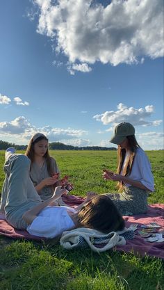 Trio Picnic Aesthetic, Road Trip Photography Friends, Trips With Friends Aesthetic, Picnic Pics With Friends, Picnic Poses With Friends, Picnic Pictures Friends, Trip With Friends Aesthetic, Picnic Amigas, Picnic Picture Ideas