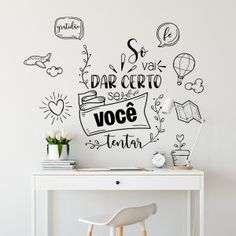 a white desk with a black and white wall decal above it that says, i love you in spanish