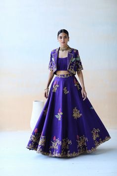 Lehenga For Petite Women, Purple Ghagra, Lehenga Embroidery Design, Lehenga Inspiration, Orang India, Jacket Lehenga, Purple Lehenga, Luxury Pret, Lehenga Designs Simple