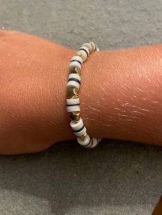 A simple yet chic bracelet for anyone who misses the beach! Beachy Bracelets, Bracelet Simple, Chic Bracelet, Simple Bracelets, Jewelry Bracelets, The Beach, Handmade Items, Beaded Bracelets, Bracelet