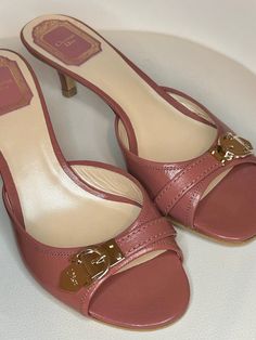 90s Shoes Heels, Dior Mules, Pink Aesthetic Vintage, Carrie Bradshaw Shoes, Cute Pink Aesthetic, Dior Heels, Purses Vintage, Hak Tinggi, Second Hand Clothing