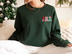 Are you looking for a special sweatshirt to wear as a CNA during the Christmas season? Or maybe a unique gift for the CNA in your life? This sweater is sure to make your collegues and patients smile. HOW TO ORDER: ---> choose the shirt size (meassure your favorite shirt at home and color from the drop-down menu ---> for personalisation please write the name: e.g. Olivia ● Gildan brand shirt ● UNISEX adult sizing ● Props used in photos are NOT included with purchase SIZE: ● Take a look at the photos to see a specific size chart for this sweatshirt style ● PLEASE NOTE: these shirts are unisex! They are NOT women's fitted shirts. If you're going for a more fitted look, we suggest to size down. ● To find the right size, lay your favorite shirt at home flat and meassure armpit to armpit. Then c Forest Green Christmas, Simple Sweatshirt, Tree Sweater, Nurse Christmas, Merry Christmas Shirts, Personalized Grandma, Minimalist Christmas, Holiday Sweatshirt, Winter Sweatshirt