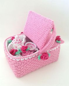 Polka Dot Tea Set With Picnic Basket Crochet Pattern - Maggie's Crochet Basket Crochet Pattern, Crochet Doll Clothes Free Pattern, Basket Crochet, Crochet Flowers Easy, Food Toys, Crochet Food, Crochet Wool, Crochet Doll Clothes, Fun Crochet Projects