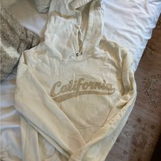 Boutique Brand Cropped California Sweatshirt Size Small Cream Long Sleeve Casual Top, Casual Cream Long Sleeve Top, Casual Long Sleeve Cream Top, Casual Cream Tops For Winter, Cream Winter Top With Letter Print, Cream Letter Print Top For Winter, Cream Tops With Letter Print For Winter, Cream Long Sleeve Top With Letter Print, Winter Graphic Print Cream Tops