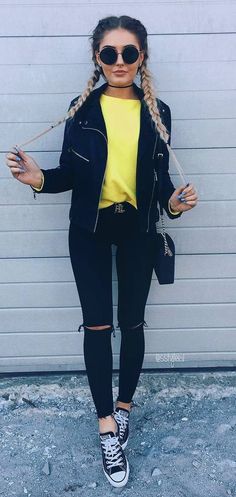 incredible fall outfit / yellow sweater + moto jacket + rips + converse + bag Stylish Fall Outfits, Yellow Tees, Outfits Black, Women Sunglasses, Black And Yellow, Look Casual, Polyvore Outfits, Outfits Casuales