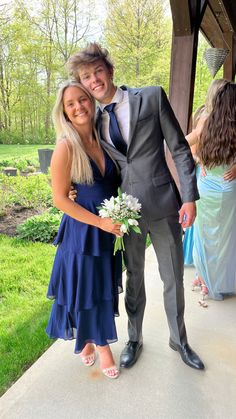 Prom Couples Blue, Navy Blue Prom Couple, Prom Outfits Couples, Grey Suit Prom, Blue Prom Couple, Homecoming Couples Outfits, Prom Suit And Dress, Outfit Graduacion