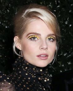 Eyeliner Glitter, 60s Makeup, 70s Makeup, Lucy Boynton, Red Carpet Beauty, Beauty Makeup Photography, Retro Makeup, Makeup For Hazel Eyes