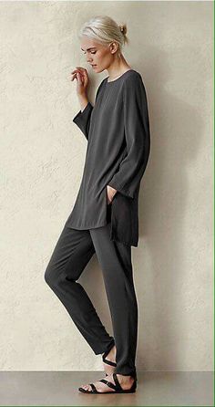 This looks totally comfortable. I want.... Eileen Fisher Style, Minimalist Moda, Stil Boho, Eileen Fisher, Look Fashion, Minimalist Fashion, Capsule Wardrobe, Fashion Women