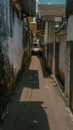 an alley way with no people on it