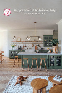 Badezimmer im stilvoll sanierten St. Oak Apartment. Der Bodenbelag ist aus massivem, geräucherten Eichenholz. Classic English Kitchen, Wall Cupboards, Sage Green Kitchen, Loft Kitchen, Heirloom Furniture, Shaker Kitchen, Apartment Kitchen