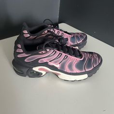 Nike Air Max 95 Neon Pink, Nike Wishlist, Tns Nike, Nike Tns, Nike Women Outfits, Pink And Black Nikes, Rare Colors, Drip Drop, Nike Tn