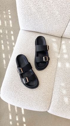 Imrie Slide - Black - Billy J Summer Shoes Aesthetic Sandals, Chunky Slides, Open Shoes, Sandals Aesthetic, Women Slippers Fashion, Slides Outfit, Trendy High Heels, Two Strap Sandals, Slides For Women