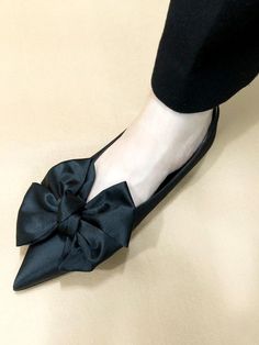 Based on classic beauty and splendor, it expresses shoes with a feminine and modern sensibility.- Attractive flat shoes with voluminous ribbon - Feminine mood point toe - Luxurious satin used with subtle gloss- Great to match with any outfits Formal Slip-on Heels With Bow, Elegant Flats With Satin Bow, Chic Closed Toe Ballet Flats For Party, Chic Party Ballet Flats With Closed Toe, Party Ballet Flats With Satin Bow, Feminine Pointed Toe Ballet Flats For Party, Feminine Evening Ballet Flats With Flat Heel, Feminine Ballet Flats With Bow, Spring Party Pointed Toe Flats With Bow