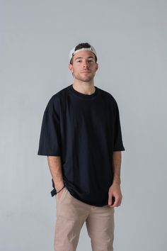 Características principales Marca Ocn Material Algodón Estilo Deportivo / Urbano Originales 100% / Distribuidores directos Descripción Remera Ocn Oversize, este modelo viene con un corte olgado de la actualidad, completamente liso y con un parche al detalle en la nuca cocido en material de silicona. En esta prenda se muestra el talle S para Adolescente , se puede apreciar el estilo Oversize en los mas chicos y la nueva tendencia para estar siempre actualizado a la moda! El modelo adolescente mide 1,63 Notas al usuario -Los colores que se ven en el monitor / pantalla pueden variar mínimamente dependiendo la calibración del brillo y el contraste que utilice cada usuario. Entonces, la exhibición del producto online puede tener una pequeña diferencia al producto real. Si tenes alguna duda, esc Social Media, Media