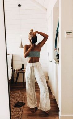 10 Beach Outfit Ideas - with liana blog Hippie Beach Outfit, Western Boho Outfits, Black Dress Outfit Casual, Summer Outfit Accessories, Season Outfits, Overalls Outfit, Black Dress Outfits, Summer Work Outfits, 2020 Fashion