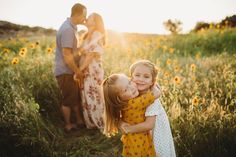 Couple Photo Poses, Family Maternity Pictures, Summer Family Pictures, Cute Family Photos, Family Photoshoot Poses, Fall Family Portraits, Family Maternity Photos, Summer Family Photos, Family Portrait Poses