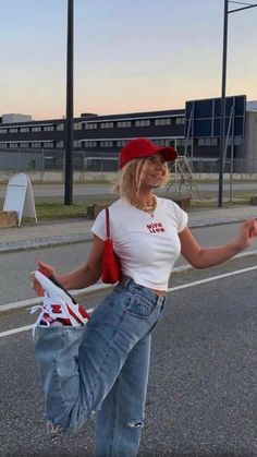 Red Sneakers Outfit, Red Shoes Outfit, Red And White Outfits, Outfits College, Looks Pinterest, Oufits Casual, Casual College Outfits, Black Outfits