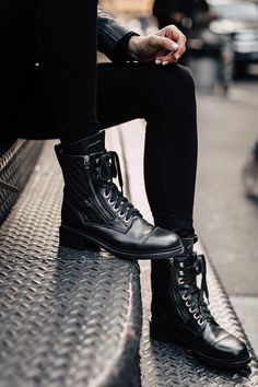 Combat Boots Aesthetic, Claire Farron, Combat Boots Fashion, Chanel Combat Boots, Blue Closet, Laura Kinney, Converse Outfits, Combat Boots Style