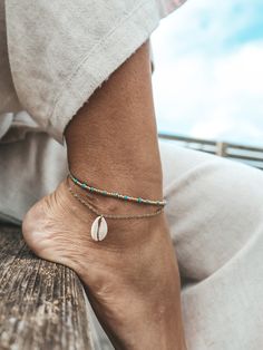 length: 20 cm + 5 cm chain extender material: cowrie shell, miyuki beads, 18k gold plated stainless steel ( hypoallergenic ) Turquoise Ankle Bracelet, Ankle Bracelets Boho, Beads Anklet, Coin Anklet, Surf Bracelet, Turquoise Anklet, Wedding Anklets, Beach Jewellery, Bead Anklet