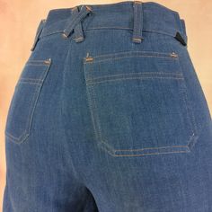 "Size 28 Vintage Pintuck Bell Bottom Wide Leg Flare Jeans 28X31 Ultra High Waisted 80s Talon Zipper Distressed Wide Leg Jeans Classic Mom Soft Jeans Chambray Pants Made In USA Brand: Fun Stuff Fits like 28\" waist, 13\" rise, 24\" thighs, 40\" hips, 31\" inseam, 24\" leg opening! Fits a size 28, but check your measurements and compares the measurement with your garment. (see full measurement below) Recommended modern size: 28\" (28x31) Material : Cotton 100%, soft denim Pintuck Talon zipper Made Fitted 1950s Style Bottoms, Distressed Wide Leg Jeans, Wide Leg Flare Jeans, Chambray Pants, Soft Jeans, Jean Vintage, Jeans Mom, Bell Bottom, Pin Tucks