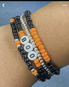 Pumpkin Beaded Bracelet, Halloween Bracelets Clay Beads, Halloween Bracelet Ideas, Fall Bracelets, Pulseras Kandi, Orange And Silver, Preppy Bracelets, Homemade Bracelets