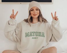 If you're a matcha lover, you need this matcha shirt in your life! The front features "Matcha Addict" in a classic collegiate font, making it the perfect matcha-themed gift for yourself or a fellow matcha enthusiast. This cozy and stylish matcha sweater is perfect for any weather and is sure to become a staple in your closet. All designs are available on t-shirts, sweatshirts, and hoodies. Feel free to send me a message if you can't find the product you need! MATERIAL ✨ Sweatshirt sizes are Unis Matcha Sweater, Matcha Shirt, Collegiate Font, Matcha Lover, Lover Sweatshirt, Sweat Shirts, Sweatshirts And Hoodies, Matcha, Gift For Lover