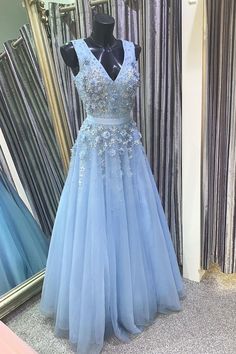 En linje V hals blomster lyse blå blonder lang kveldskjole, lyseblå blonder formelle promkjoler Prom Dress Light Blue, Lace Long Prom Dress, Light Blue Prom Dress, Dress Light Blue, Custom Prom Dress, Corset Dress Prom, Blue Tulle, فستان سهرة, Vestidos Prom