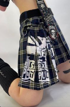 Punk Upcycle, Patchwork Clothes Diy, Diy Grunge Clothes, Punk Fashion Diy, Alt Outfits, Diy Jacket, New Rock, Closet Fashion, Alternative Outfits