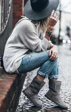 Le froid est bien là ! 6 #looks d'hiver pour s'inspirer Ugg Boots Style, Ugg Boots Outfit, Rolled Jeans, Mode Tips, University Outfit, Grey Boots, Cute Winter Outfits, Winter Trends, Winter Mode