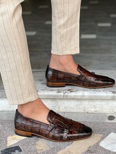 Collection : SPRING / SUMMER 22-23 Production : Crocodile loafers with double buckle detail. color : Brown Material content: % 100 leather neolite sole . Available size: 39-40-41-42-43-44 -45- Black Mens Fashion Suits, Crocodile Loafers, Best Sneakers For Men, Black Monks, Smart Shoes, Classy Suits, Double Monk Strap, Brown Leather Loafers, Brown Loafers