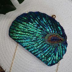 Beautiful, it's time to shine! Stop looking for where to find the perfect sequin clutch. If you're in search of the most magnificent clutch bag you've ever owned, we found it for you! Ladies and gentlemen, we give you the Teal Sequin Peacock Clutch Bag. The beauty par excellence, this stunning peacock bag is the epitome of luxury, elegance, style, and whimsy, making it the most sought-after sequin clutch to shine at every evening party! A sophisticated statement accessory with an authentic Boho Statement Clutch Bag, White Lace Dress Boho, Peacock Clutch, Peacock Purse, Pearl Clutch Bag, Beach Jewelry Boho, Beaded Clutch Bag, Acrylic Bag, Chic Crossbody Bag