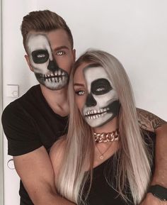 Couples Skull Halloween Costumes, Skeleton Couple Halloween Costume, Skull Makeup Couple Halloween, Halloween Makeup Looks Couple, Couples Skeleton Makeup, Couples Skull Makeup, Halloween Makeup Mann, Couple Skeleton Makeup, Maquillage Halloween Couple