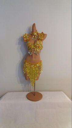 Gold Costume Accessories For Mardi Gras Carnival, White And Gold Carnival Costume, Yellow Carnival Costume, Gold Carnival Costume, Gold Burlesque Costume, Rio Carnival Costumes, Carnival Show, Competition Outfit, Skirt Top Set