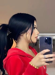 Rosa Elizabeth, Latina Makeup Looks, Quick Pics, Latina Makeup, Blue Mask, Small Hand Tattoos, Mirror Pics, Haircuts Straight Hair, Hair Stylist Life