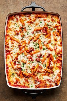 Baked Mostaccioli in a baking dish Crock Pot Ravioli, Baked Mostaccioli Recipe, Mostaccioli Recipe, Hot Dish Recipes, Baked Pasta Recipes Easy, Spaghetti Alfredo, Ground Beef Ideas, Baked Mostaccioli, Pasta With Meat