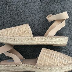 Like New Never Worn Outside Of The House Only To Try On ! Trendy Natural Sandals With Round Toe, Trendy Natural Color Round Toe Sandals, Natural Color Round Toe Sandals For Day Out, Steve Madden Travel Sandal, Outside Of The House, Steve Madden Sandals, Shoes Steve Madden, Steve Madden Shoes, Try On