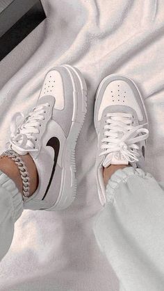 Trendy Tennis Shoes, Popular Nike Shoes, Trendy Shoes Sneakers, Nike Shoes Girls, Nike Fashion Shoes, Jordan Shoes Girls, All Nike Shoes, Nike Air Shoes, Popular Sneakers