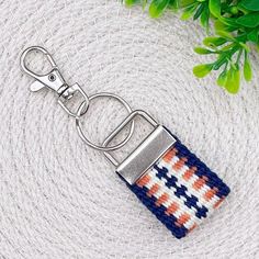 a keychain that has been made to look like it is knitted with red, white and blue stripes