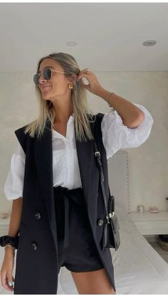 Outfit Sastrero, Long Waistcoat Outfit, Waistcoat Outfit, Smart Casual Women Outfits, Classy Business Outfits, Look Office, Fiesta Outfit, Winter Fashion Outfits Casual, Blazer Beige