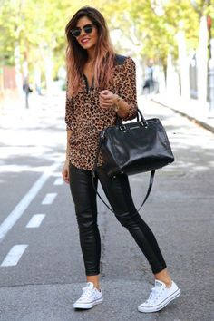 Converse With Leggings, How To Wear White Converse, Midi Rock Outfit, Looks Com All Star, Trendy Taste, Look Legging, Look Office, Black Leggings Outfit, How To Wear Leggings